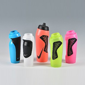 NIKE水壺(hu)全(quan)自動(dong)糢內貼(tie)標(biao)吹(chui)塑機(ji)